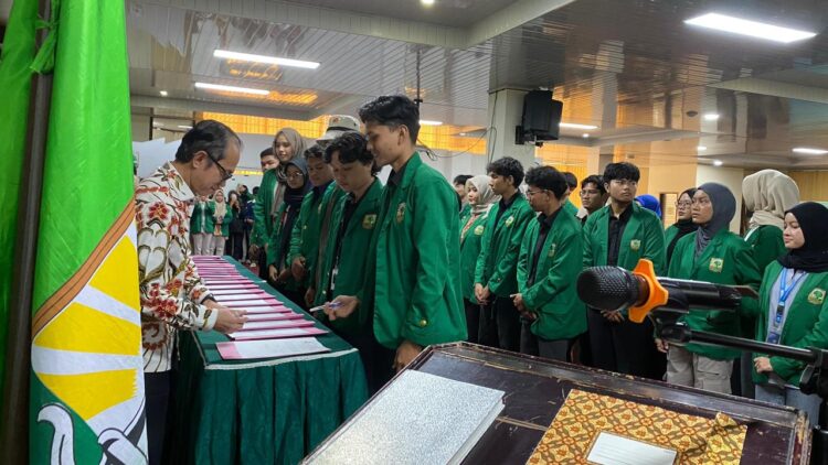 Ketua Organisasi Mahasiswa (Ormawa) Universitas Andalas menandatangani Surat Keputusan (SK) di hadapan Rektor dalam prosesi pelantikan kepengurusan Ormawa di Universitas Andalas, Kamis (5/3/2026) (Genta Andalas/Pitri Yani).