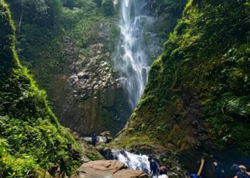 Pengunjung yang sedang menikmati Keindahan Air Terjun Sarasah Sikayan Balumuik, Sabtu (28/03/2026) (Genta Andalas/ Nabila Ramadani)