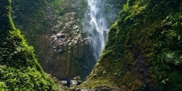 Pengunjung yang sedang menikmati Keindahan Air Terjun Sarasah Sikayan Balumuik, Sabtu (28/03/2026) (Genta Andalas/ Nabila Ramadani)