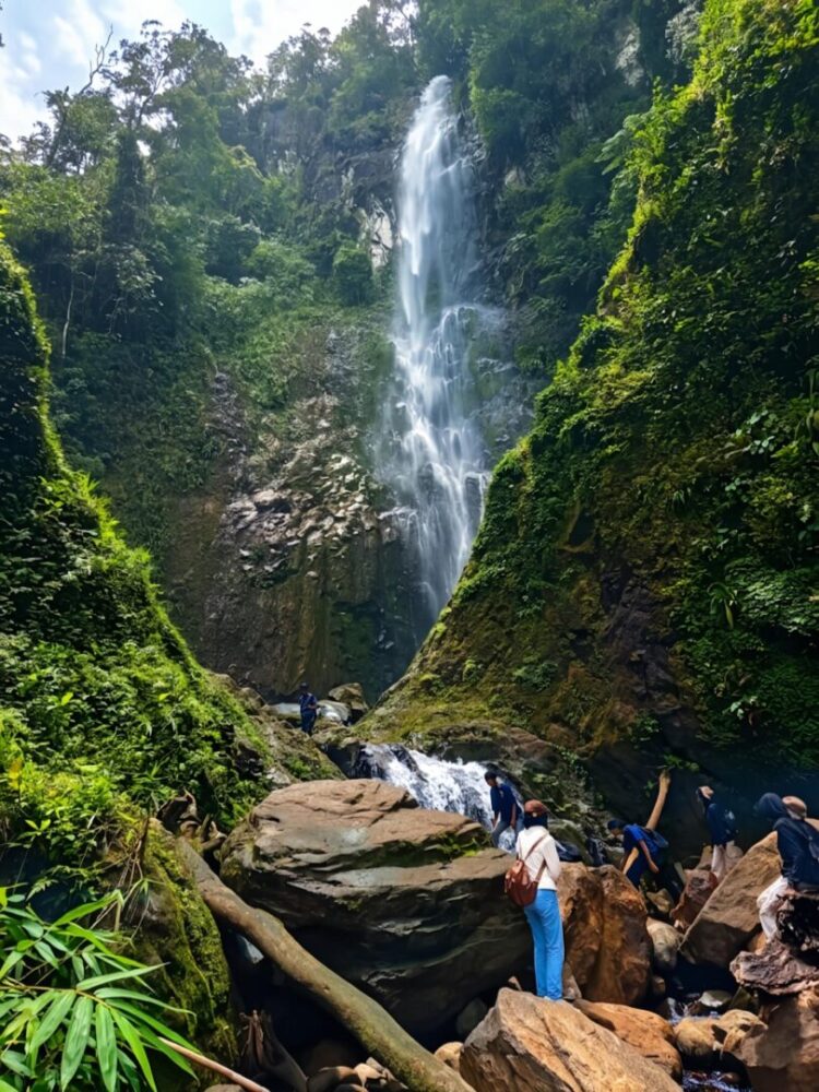 Pengunjung yang sedang menikmati Keindahan Air Terjun Sarasah Sikayan Balumuik, Sabtu (28/03/2026) (Genta Andalas/ Nabila Ramadani)