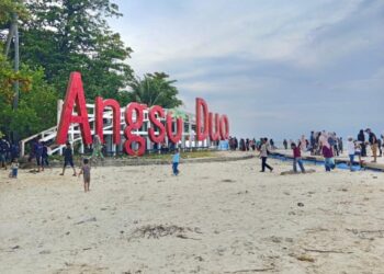 Para pengunjung baru sampai di Pulau Angso Duo pda Selasa (24/03/2026) (Genta Andalas/Nabila Ramadani)
