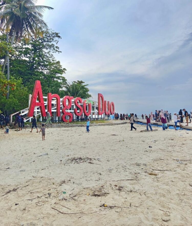 Para pengunjung baru sampai di Pulau Angso Duo pda Selasa (24/03/2026) (Genta Andalas/Nabila Ramadani)