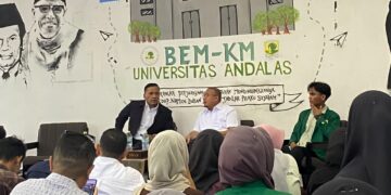 Wakil komisi VI DPR RI Andre Rosiade menghadiri undangan diskusi BEM KM UNAND yang dihadiri oleh mahasiswa UNAND dan mahasiswa sekota Padang pada Kamis (9/4/2026) (Pitri Yani)