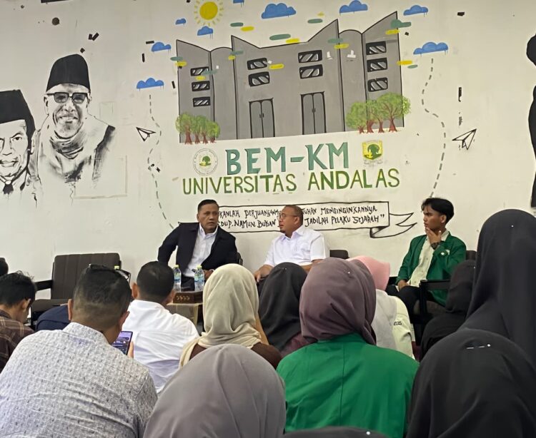 Wakil komisi VI DPR RI Andre Rosiade menghadiri undangan diskusi BEM KM UNAND yang dihadiri oleh mahasiswa UNAND dan mahasiswa sekota Padang pada Kamis (9/4/2026) (Pitri Yani)
