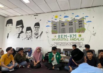 Suasana evaluasi BEM KM Unand oleh mahasiswa di sekretariat BEM KM UNAND, Kamis (9/4/2026). (Zaki Latif Bagia Rahman)”