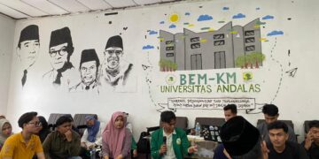 Suasana evaluasi BEM KM Unand oleh mahasiswa di sekretariat BEM KM UNAND, Kamis (9/4/2026). (Zaki Latif Bagia Rahman)”