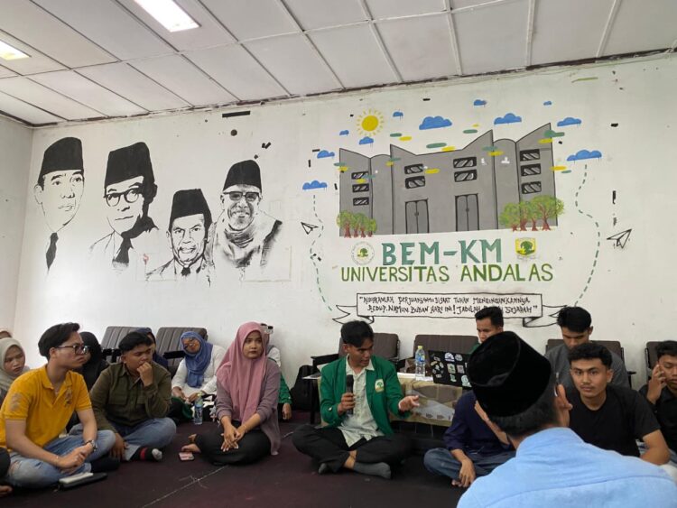 Suasana evaluasi BEM KM Unand oleh mahasiswa di sekretariat BEM KM UNAND, Kamis (9/4/2026). (Zaki Latif Bagia Rahman)”
