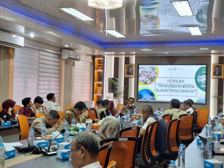 Suasana Forum Transisi Energi Sumatera Barat di Fakultas Ilmu Sosial dan Ilmu Politik, Universitas Andalas, Rabu (15/4/2026) (Tantri Pramudita)