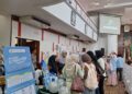 Suasana salah satu boots beasiswa fair 2026 yang dipadati oleh mahasiswa di Convention Hall, Universitas andalas, pada Kamis (23/4/2026) (Tantri Pramudita)