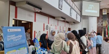 Suasana salah satu boots beasiswa fair 2026 yang dipadati oleh mahasiswa di Convention Hall, Universitas andalas, pada Kamis (23/4/2026) (Tantri Pramudita)