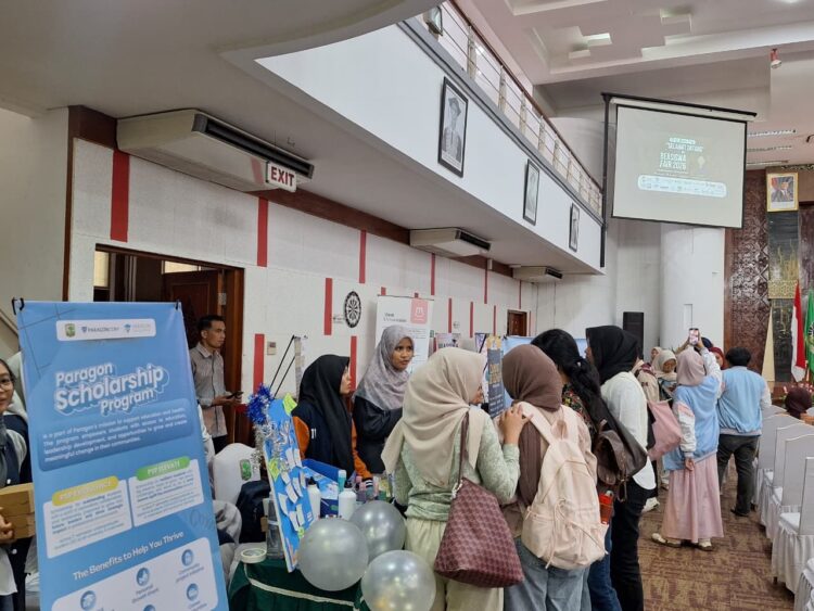 Suasana salah satu boots beasiswa fair 2026 yang dipadati oleh mahasiswa di Convention Hall, Universitas andalas, pada Kamis (23/4/2026) (Tantri Pramudita)