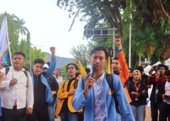 Massa aksi menyampaikan aspirasi dalam aksi di depan Kantor Gubernur Sumatra Barat pada Senin (18/5/2026) (Genta Andalas/Farid Farhan)