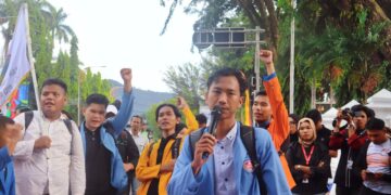 Massa aksi menyampaikan aspirasi dalam aksi di depan Kantor Gubernur Sumatra Barat pada Senin (18/5/2026) (Genta Andalas/Farid Farhan)