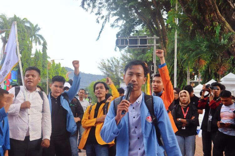 Massa aksi menyampaikan aspirasi dalam aksi di depan Kantor Gubernur Sumatra Barat pada Senin (18/5/2026) (Genta Andalas/Farid Farhan)