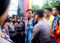 Salah satu massa aksi sedang menyampaikan aspirasinya di depan Kantor Gubernur pada Senin (18/5/2026) (Genta Andalas/Farid Farhan)