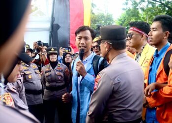 Salah satu massa aksi sedang menyampaikan aspirasinya di depan Kantor Gubernur pada Senin (18/5/2026) (Genta Andalas/Farid Farhan)