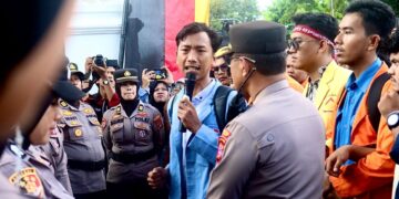 Salah satu massa aksi sedang menyampaikan aspirasinya di depan Kantor Gubernur pada Senin (18/5/2026) (Genta Andalas/Farid Farhan)