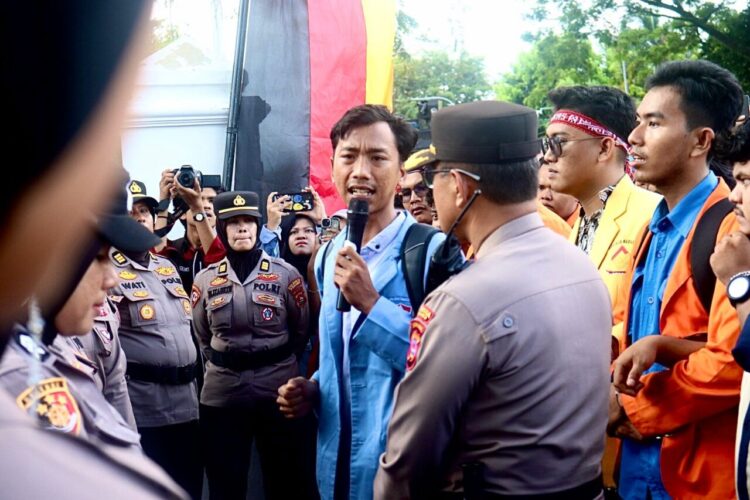 Salah satu massa aksi sedang menyampaikan aspirasinya di depan Kantor Gubernur pada Senin (18/5/2026) (Genta Andalas/Farid Farhan)