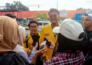 Koordinator daerah BEM-SI Sumatra Barat, Putra Alkahfi Harahap sedang diwawancarai awak media di depan Kantor Gubernur Sumatra Barat pada Senin (18/5/2026) (Genta Andalas/Farid Farhan)