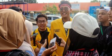 Koordinator daerah BEM-SI Sumatra Barat, Putra Alkahfi Harahap sedang diwawancarai awak media di depan Kantor Gubernur Sumatra Barat pada Senin (18/5/2026) (Genta Andalas/Farid Farhan)
