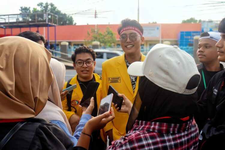 Koordinator daerah BEM-SI Sumatra Barat, Putra Alkahfi Harahap sedang diwawancarai awak media di depan Kantor Gubernur Sumatra Barat pada Senin (18/5/2026) (Genta Andalas/Farid Farhan)