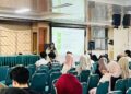 Penyampaian materi pembekalan KKN Reguler II oleh Dr. Ir. Kurnia Harlina Dewi, MSi di gedung PKM Ruang Seminar Lt.1 Universitas Andalas, pada Sabtu (23/05/2026) (Jihan Aurelia Syabandini)