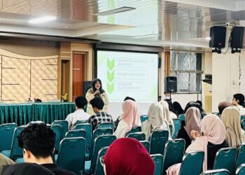Penyampaian materi pembekalan KKN Reguler II oleh Dr. Ir. Kurnia Harlina Dewi, MSi di gedung PKM Ruang Seminar Lt.1 Universitas Andalas, pada Sabtu (23/05/2026) (Jihan Aurelia Syabandini)