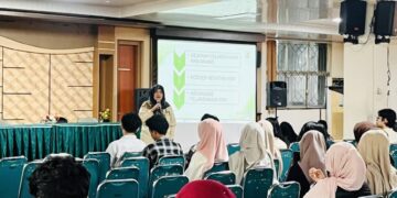 Penyampaian materi pembekalan KKN Reguler II oleh Dr. Ir. Kurnia Harlina Dewi, MSi di gedung PKM Ruang Seminar Lt.1 Universitas Andalas, pada Sabtu (23/05/2026) (Jihan Aurelia Syabandini)