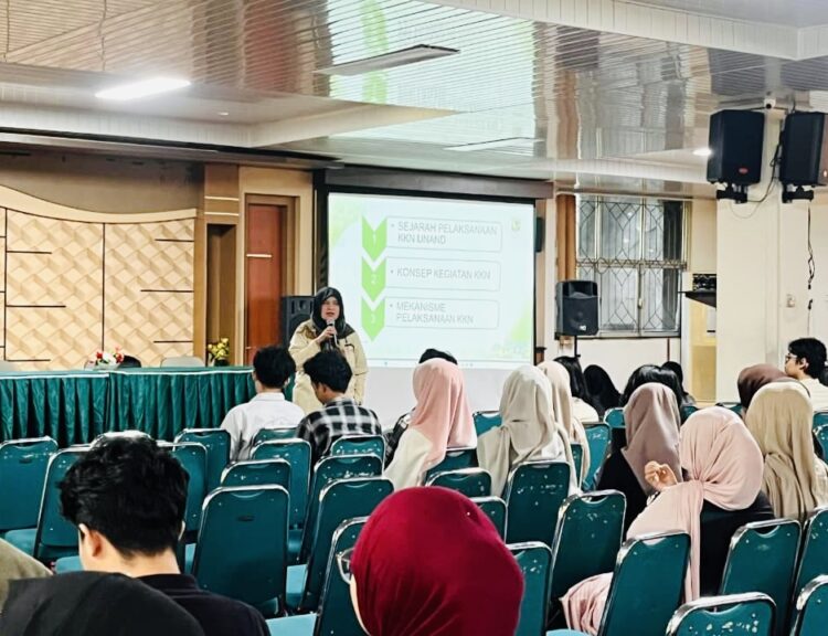Penyampaian materi pembekalan KKN Reguler II oleh Dr. Ir. Kurnia Harlina Dewi, MSi di gedung PKM Ruang Seminar Lt.1 Universitas Andalas, pada Sabtu (23/05/2026) (Jihan Aurelia Syabandini)