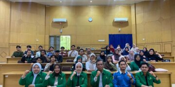 Foto bersama Satgas PPKS Unand dengan peserta kegiatan Unand Menyapa x Bunga Bicara di Seminar F, pada Kamis (13/05/2026) (Muhammad Derry)