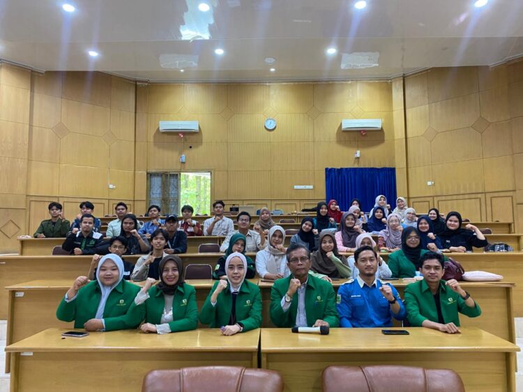 Foto bersama Satgas PPKS Unand dengan peserta kegiatan Unand Menyapa x Bunga Bicara di Seminar F, pada Kamis (13/05/2026) (Muhammad Derry)