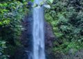 Sejumlah pengunjung menikmati suasana Air Terjun Sarasah Uwak di kawasan Limau Manis, Kota Padang, Minggu (24/5/2926) (Genta Andalas/Tantri Pramudita)
