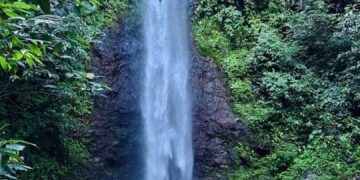 Sejumlah pengunjung menikmati suasana Air Terjun Sarasah Uwak di kawasan Limau Manis, Kota Padang, Minggu (24/5/2926) (Genta Andalas/Tantri Pramudita)