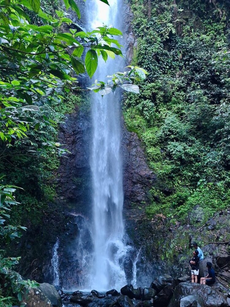 Sejumlah pengunjung menikmati suasana Air Terjun Sarasah Uwak di kawasan Limau Manis, Kota Padang, Minggu (24/5/2926) (Genta Andalas/Tantri Pramudita)