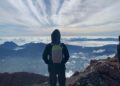 Penulis menikmati pemandangan alam di puncak Gunung Kerinci (Genta Andalas/Zaki Latif Bagia Rahman)