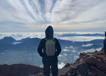 Penulis menikmati pemandangan alam di puncak Gunung Kerinci (Genta Andalas/Zaki Latif Bagia Rahman)