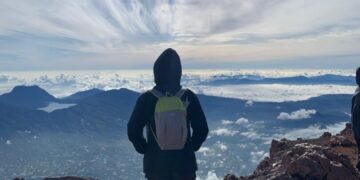 Penulis menikmati pemandangan alam di puncak Gunung Kerinci (Genta Andalas/Zaki Latif Bagia Rahman)