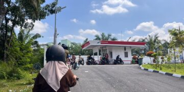 Antrean panjang di Stasiun Pengisian Bahan Bakar Umum Universitas Andalas pada Jumat (5/6/2026) (Genta Andalas/Jihan Aurelia Syabandini)