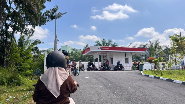 Antrean panjang di Stasiun Pengisian Bahan Bakar Umum Universitas Andalas pada Jumat (5/6/2026) (Genta Andalas/Jihan Aurelia Syabandini)