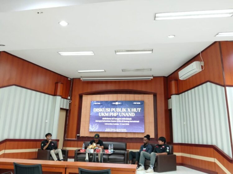 Suasana diskusi publik UKM PHP di Studio PKM Lantai 2 (12/6/2026) (Genta Andalas/Nasywa Luthfiyyah Edfa)