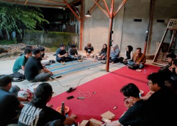 Suasana diskusi publik HMI komisariat ISIP UNAND di TBM Rumah Nyaman, pada Minggu (13/6/2026) (Genta Andalas/Hadid Jailani Latif Utama)