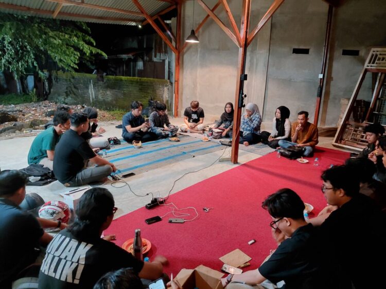 Suasana diskusi publik HMI komisariat ISIP UNAND di TBM Rumah Nyaman, pada Minggu (13/6/2026) (Genta Andalas/Hadid Jailani Latif Utama)