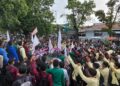 Mahasiswa memenuhi kawasan DPRD Sumbar dalam aksi penyampaian tuntutan dan aspirasi pada Senin (15/6/2026) (Genta Andalas/Ibnu Muhammad Bintang)