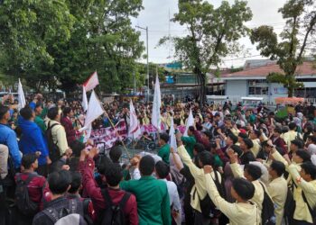 Mahasiswa memenuhi kawasan DPRD Sumbar dalam aksi penyampaian tuntutan dan aspirasi pada Senin (15/6/2026) (Genta Andalas/Ibnu Muhammad Bintang)