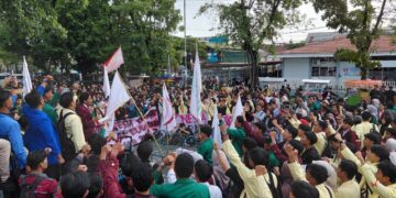 Mahasiswa memenuhi kawasan DPRD Sumbar dalam aksi penyampaian tuntutan dan aspirasi pada Senin (15/6/2026) (Genta Andalas/Ibnu Muhammad Bintang)