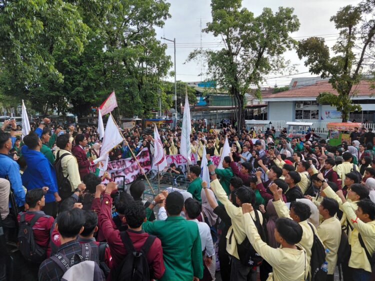 Mahasiswa memenuhi kawasan DPRD Sumbar dalam aksi penyampaian tuntutan dan aspirasi pada Senin (15/6/2026) (Genta Andalas/Ibnu Muhammad Bintang)