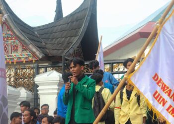 Salah satu aksi masa memberikan orasi berupa beberapa tuntutan terhadap kebijakan pemerintah di depan Gedung DPRD Provinsi Sumatera Barat pada Senin (15/06/20206) (Genta Andalas/Nabil Nur Insani)