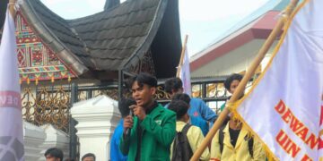 Salah satu aksi masa memberikan orasi berupa beberapa tuntutan terhadap kebijakan pemerintah di depan Gedung DPRD Provinsi Sumatera Barat pada Senin (15/06/20206) (Genta Andalas/Nabil Nur Insani)