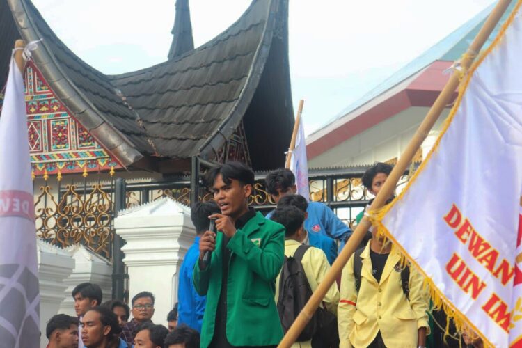 Salah satu aksi masa memberikan orasi berupa beberapa tuntutan terhadap kebijakan pemerintah di depan Gedung DPRD Provinsi Sumatera Barat pada Senin (15/06/20206) (Genta Andalas/Nabil Nur Insani)