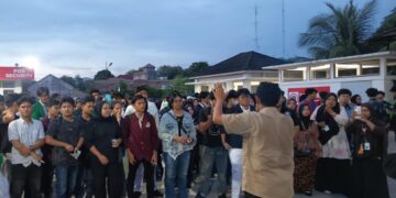 Mosi tidak percaya kepada BEM Sumbar disampaikan sejumlah mahasiswa melalui pernyataan sikap pasca aksi demonstrasi, Senin (15/6/2026) (Genta Andalas/Berkah Ibadarurrahman Siregar)